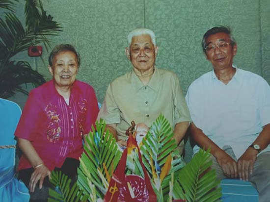 1996年,为祝贺老领导孔繁民70寿辰,在他的家中和他们夫妇合影