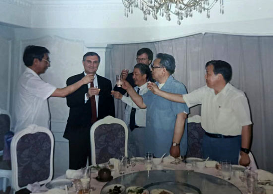 1992年前后米拉蒙再次来宁,我邀请徐义达副主任和栖化第2任(右1)第3任厂长(右3)前来共同叙旧