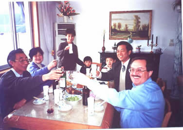 1999年(62岁)退休后在家中招待德国老朋友 Chilian